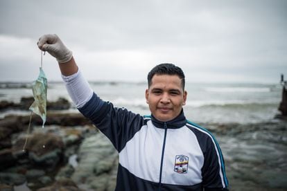 Axel Pilligua, de 17 años, limpia las playas de Anconcito (Ecuador).
