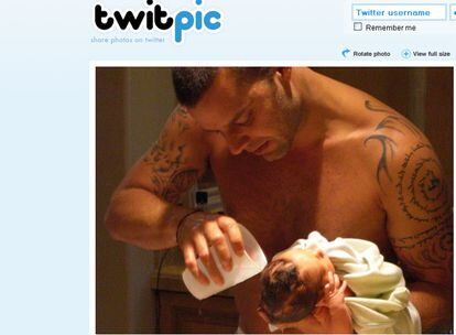 Ricky Martin ha querido celebrar el primer cumpleaños de su gemelo presumiendo de hijos. L ha hecho colgando una foto en Twitter del primer baño de uno de sus vástagos hace un año. El cantante, que había manifestado en muchas ocasiones su deseo de tener descendencia, está volcado en el cuidado de los pequeños.
