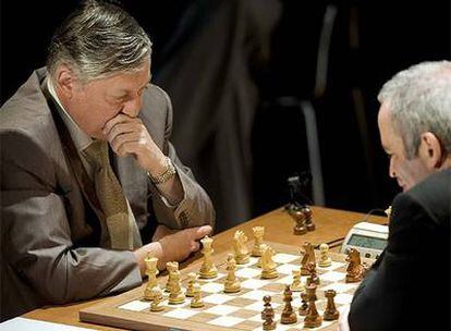 Karpov y Kasparov, durante la tercera partida en Valencia.