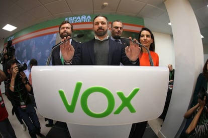 El presidente de Vox, Santiago Abascal (c), junto a Iván Espinosa de los Monteros (i), Javier Ortega Smith (2d) y Rocío Monasterio (d).