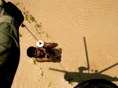 Un campesino es rescatado por un helicóptero de la Armada paquistaní en la región de Ghaus Pur, en la provincia de Sindh.