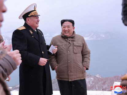Kim Jong-un supervisaba el 28 de enero las pruebas de un nuevo misil de crucero lanzado desde un submarino en un lugar no especificado de Corea del Norte. La fotografía fue publicada por la oficial Agencia Central de Noticias norcoreana (KCNA).