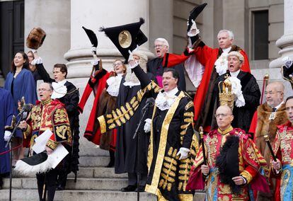 Altos funcionarios y cargos electos de la ciudad de Londres tras anunciar la proclamación oficial de Carlos III como rey en el Royal Exchange de la City, el sábado pasado.