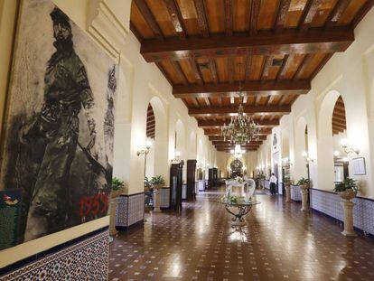 Un cuadro de Fidel Castro adorna el gran vestíbulo principal del hotel Nacional.