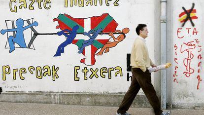 Pintadas alusivas a los presos de ETA y a su liberación en el muro de una calle de Etxarri-Aranatz (Navarra).