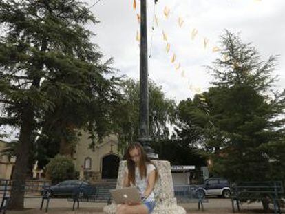 Una joven de Santa María del Campo Rus se conecta a Internet gracias a la antena colectiva por Wifi instalada por el Ayuntamiento.