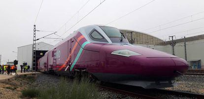 Nuevo tren de alta velocidad Avlo de Renfe, presentado ayer en los talleres de la empresa en Villaseca de la Sagra (Toledo).