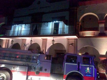 Un coche de bomberos frente a la alcald&iacute;a de Apatzing&aacute;n, en Michoac&aacute;n, al suroeste de M&eacute;xico.