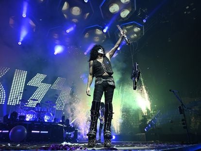 Paul Stanley, tras destrozar su guitarra al final de un concierto de Kiss en Nueva York, el 22 de marzo de 2019.