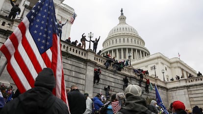 Fieles de Trump trepan por los muros del Capitolio.