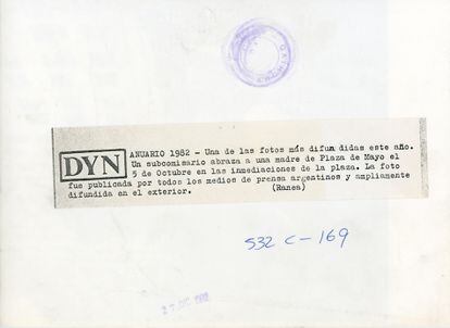 One of the notes from the DYN agency where it refers to the photograph.
