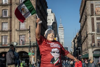 Un hombre con indumentaria alusiva al presidente de México, Andrés Manuel López Obrador, sobre la plancha del Zócalo de Ciudad de México.