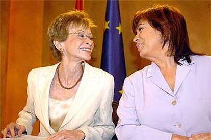 Narbona y Fernández de la Vega sonríen al inicio de la rueda de prensa posterior al Consejo de Ministros.