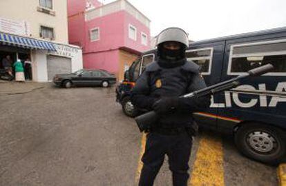 Un policía hace guardia en la Cañada de Hidum en Melilla tras una redada de islamistas en septiembre