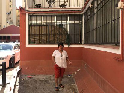 Celia Cruz, la vecina que alertó a la policía sobre la muerte de su vecino, en la ventana de la vivienda por la que accedió la policía. 