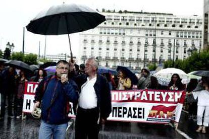 Miembros del sindicato comunista PAME participan en una protesta contra el decreto de movilización forzosa de profesores de secundaria emitido por el Ejecutivo del conservador Andonis Samará, en Atenas (Grecia). EFE/Archivo