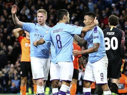 Ilkay Gundogan (8) celebra un gol en el encuentro celebrado anoche entre el Manchester City y el Shakhtar Donetsk. 