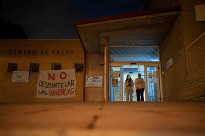 Dos pacientes salen del centro de salud de Perales del Río.