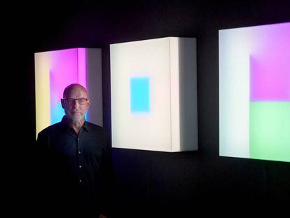 Brian Eno amb tres de les 'Light boxes' que es poden veure a la seva exposició a Barcelona.