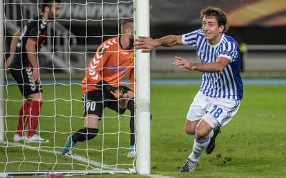 Mikel Oyarzabal celebra su gol al Vardar en Europa League.