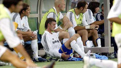 Salgado, Beckham y Gravesen miran desde el banquillo la derrota de su equipo tras ser sustituidos.