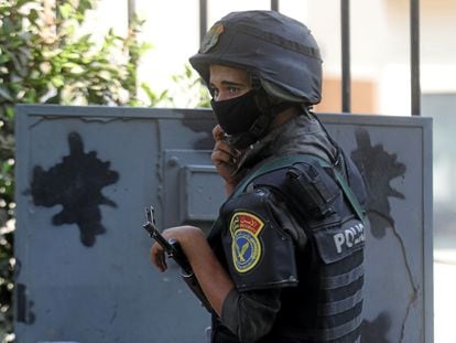 Un policía egipcio patrulla las calles de El Cairo, el 27 de julio de 2020.