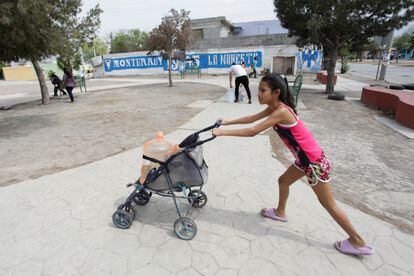 La sequía es la peor que ha azotado al Estado desde 1988, cuando el huracán Gilberto arrasó Monterrey. En la imagen, una niña empuja una carriola con garrafones de agua, en Escobedo.