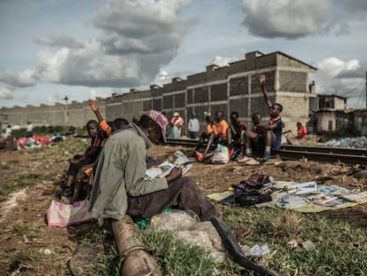 Kibera, el asentamiento informal más grande de África, está situado en Nairobi, capital de Kenia, y en él se estima que viven alrededor de un millón de personas en situación precaria y sin acceso a los servicios más básicos como agua, electricidad o saneamiento.