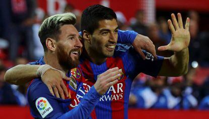 Messi i Suárez celebren el segon gol del Barça contra el Sevilla.