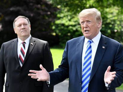 Donald Trump, junto l secretario de Estado, Mike Pompeo.