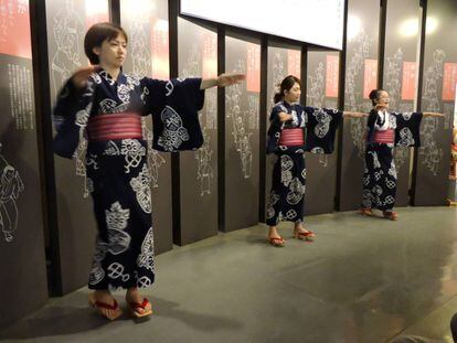 Demostración de danza Odori en el Museo Hakurankan, en Gujo Hachiman.