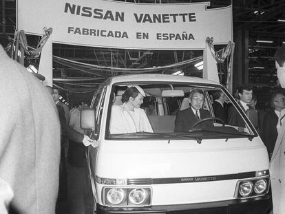 Los príncipes herederos de Japón, Akhito y Michiko, subieron a una Nissan Vanette durante su visita a la fábrica de Motor Ibérica en Barcelona