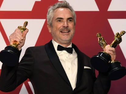 Alfonso Cuarón, con sus tres oscars por 'Roma'.