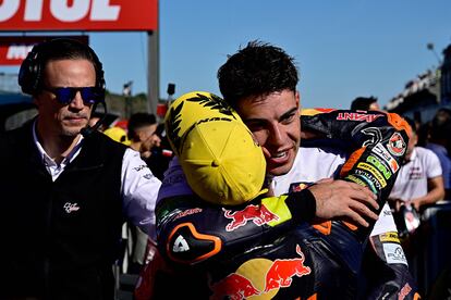 Fernández tiene 25 años, pero es todo un veterano de las carreras en la categoría. En la imagen, el piloto (en primer plano) es felicitado por un miembro del equipo.