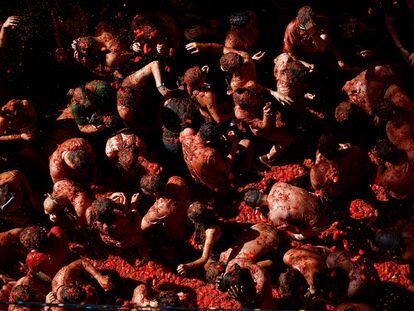 Revelers play in tomato pulp during the annual "La Tomatina" food fight festival in Bunol, Spain August 31, 2022. REUTERS/Juan Medina       TPX IMAGES OF THE DAY