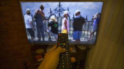 Imagen de mujeres y hombres en un televisor en un hogar, en Sevilla.