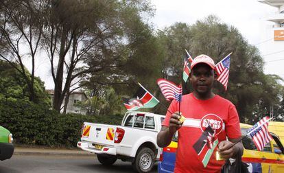 Un keniano vende banderas de Kenia y Estados Unidos en Nairobi.