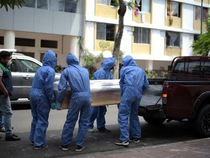 Trabajadores de una funeraria transportan el cuerpo de un hombre muerto en Guayaquil, Ecuador, este miércoles.