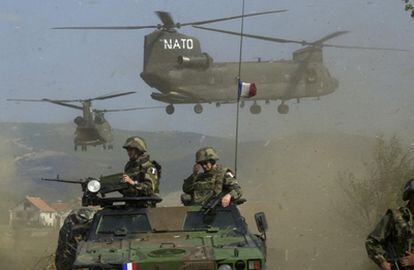 Legionarios franceses protegen a helicópteros Chinook estadounidenses en Otlja (Macedonia) en 2001.
