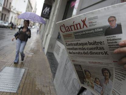 Un hombre lee el diario Clar&iacute;n hoy en el centro de Buenos Aires.