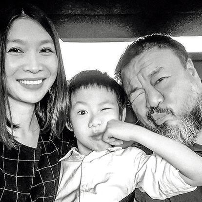 Wang Fen y Ai Weiwei con su hijo, Ai Lao, en Múnich (Alemania), en julio de 2015, poco después de la salida del activista de China. 