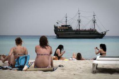 Turistas en una playa al sur de Chipre.