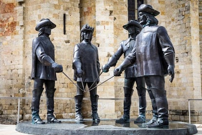 Estatua de los tres mosqueteros y D’Artagnan junto a la catedral de San Pedro, en Condom.