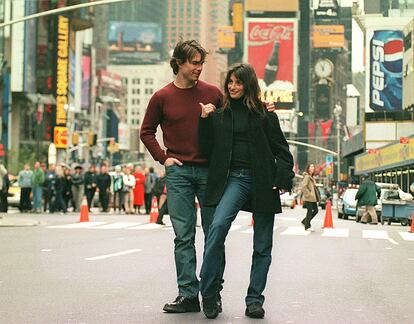 Uno de los romances más sonados de Tom Cruise, apenas un mes después de su divorcio, lo protagonizaría en 2001 junto a Penélope Cruz. Su relación surgió entre bambalinas cuando rodaban 'Vanilla Sky' (2002). Durante tres años ambos se pasearon por las alfombras rojas y regalaban escenas más que cariñosas a los 'paparazzis'. Ella lo sacó de fiesta por Madrid y le enseñó algunas palabras en español, que el actor usaba frente a las cámaras cada vez que tenía ocasión. Pusieron fin a su relación de forma amistosa en marzo de 2004.