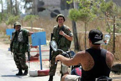 Un motorista se acerca a un control del Ejército libanés en la ciudad fronteriza de Wazzaui, en el sur del país.