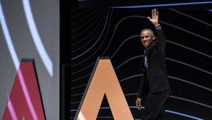 Obama saluda a los 6.000 asistentes al congreso Exma de Bogotá tras cerrar con su intervención el evento.