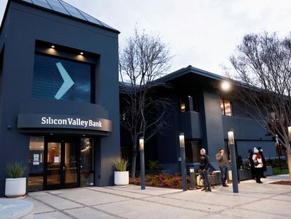 Clientes de Silicon Valley Bank a las puertas de una de sus oficinas