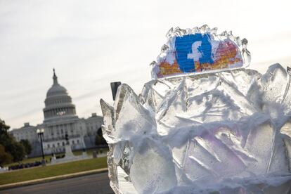 El grupo activista Sumofus.org ha colocado un trozo de hielo de 2.270 kilos con el logotipo de Facebook frente al Capitolio en Washington (EE UU) para protestar contra el papel de la red social en la promoción de la desinformación sobre el clima.