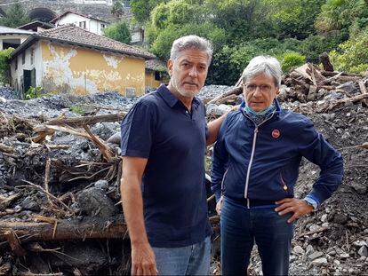 George Clooney con el alcalde de Laglio, Roberto Pozzi, entre los daños causados por las inundaciones en el norte de Italia a finales de julio de 2021.