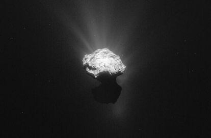 El cometa 67/P fotografiado por &#039;Rosetta&#039;. La sonda, probablemente, acabar&aacute; su misi&oacute;n chocando contra su superficie 